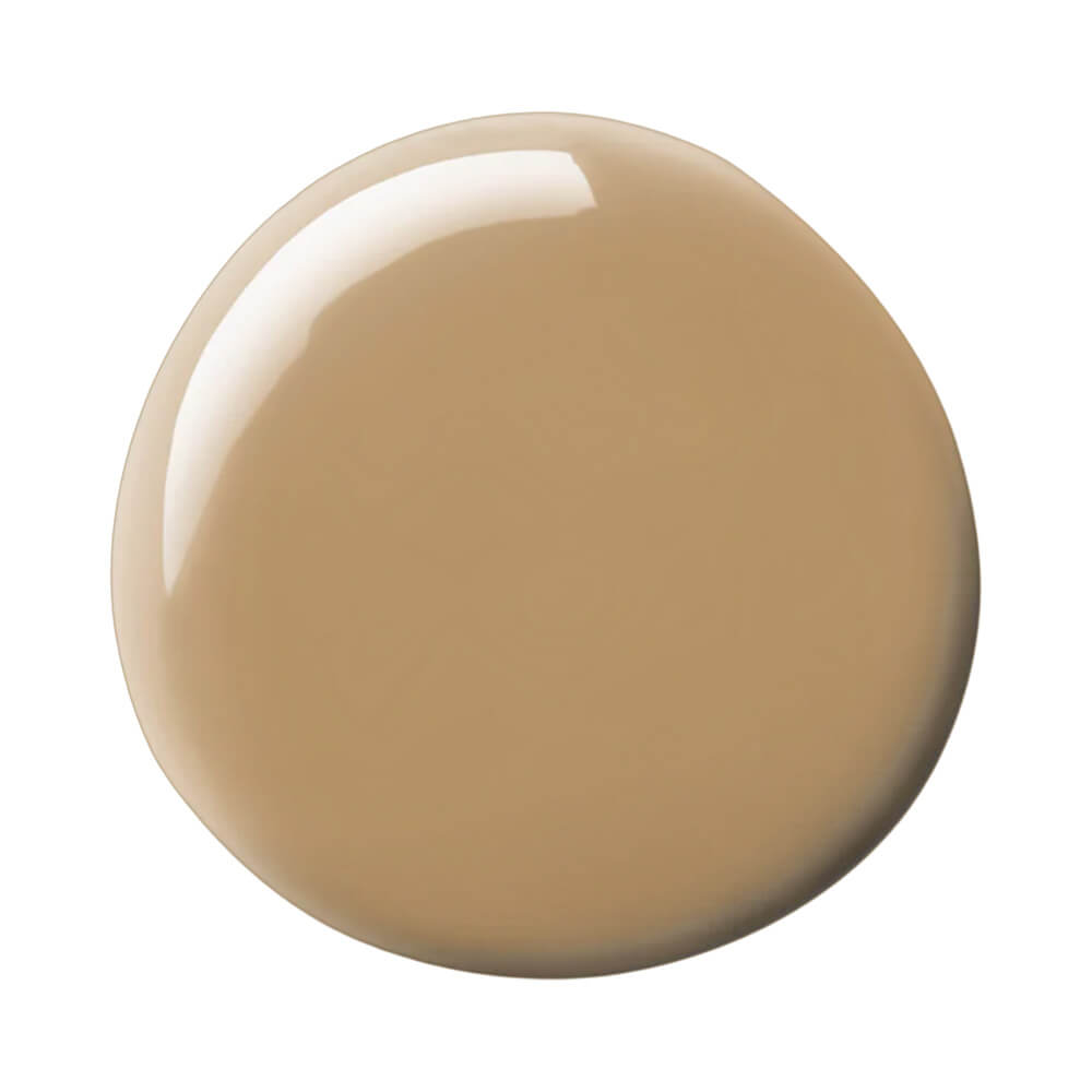 Close na gota do esmalte Maria Pomposa Pé na Areia mostrando textura cremosa e cor nude